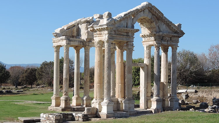 tetrapylon du site antique d'aphrodisias en turquie près de pamukkale