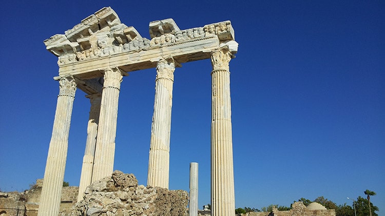 temple romain d'Apollon dans la cité antique de Sidé en Turquie
