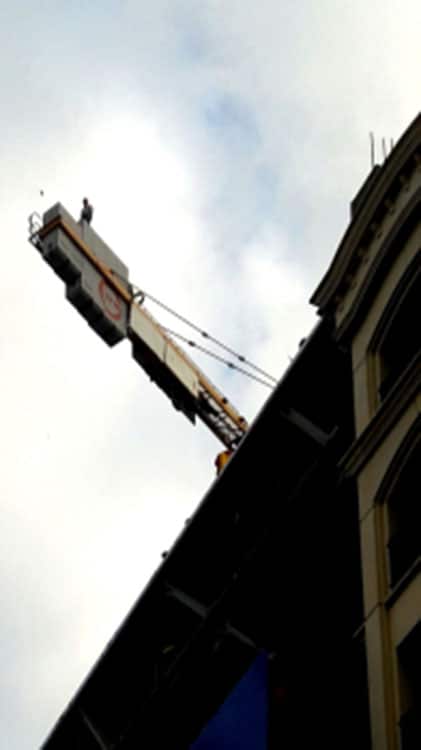 homme sur une grue pour la commémoration de la mort d'Ataturk le 10 novembre en Turquie