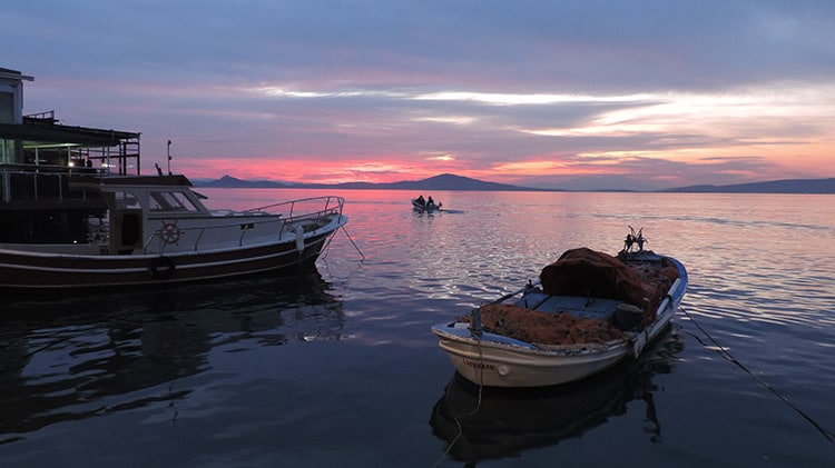 coucher de soleil depuis ayvalik sur cunda en turquie