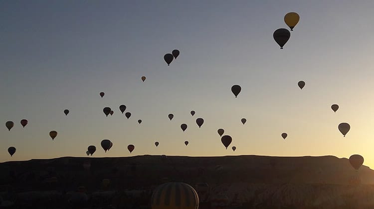 montgolfières (ballons) dans le ciel de cappadoce en turquie