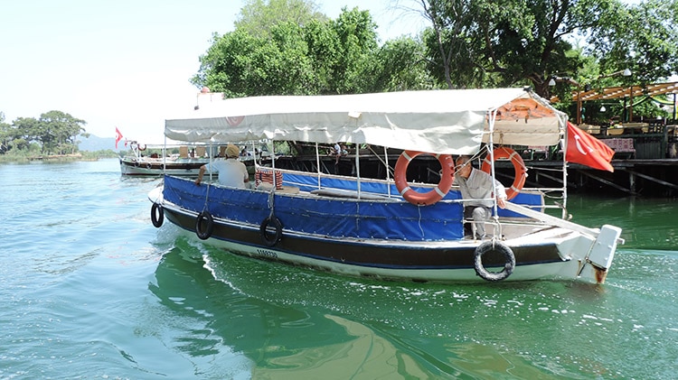croisiere en bateau sur la riviere dalyan en turquie