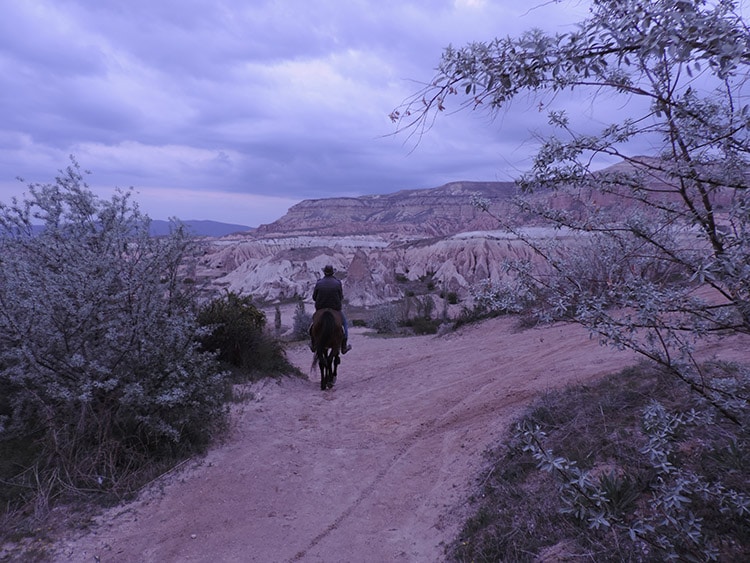 randonnée à cheval dans la vallée rose en cappadoce turquie