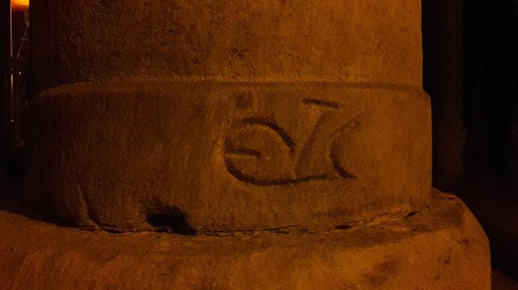 monogramme grec des tâcherons dans la citerne aux 1001 colonnes à Istanbul Turquie
