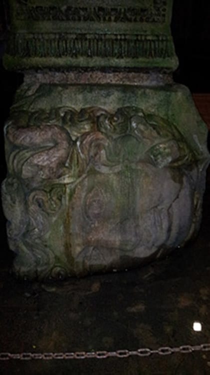 Tête de Medusa dans la citerne basilique à Istanbul