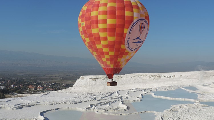 montgolfière au-dessus des travertins de pamukkale en turquie