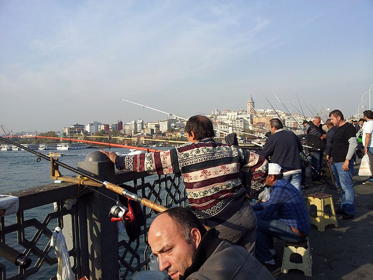 pêcheurs sur le pont de galata à Istanbul Turquie