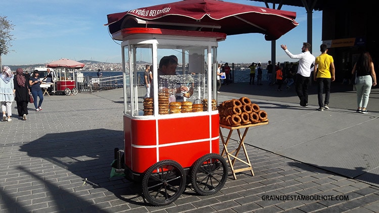 simitçin vendeur de simit dans sa roulotte rouge à Istanbul Turquie