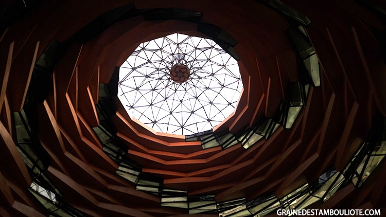 dôme vu de l'intérieur de la mosquée moderne Ilahiyat Université Marmara Istanbul Turquie