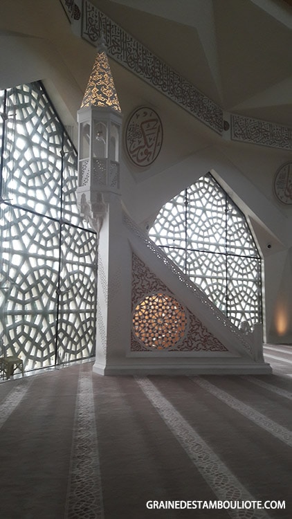 minbar de la mosquée moderne Ilahiyat Université de Marmara Istanbul Turquie