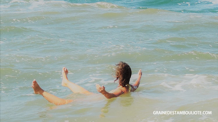 flotter dans la mer morte en jordanie