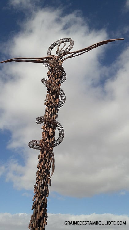 croix de gian paolo au mont nébo en Jordanie symbolisant le christ et le bâton du serpent d'airain de Moïse