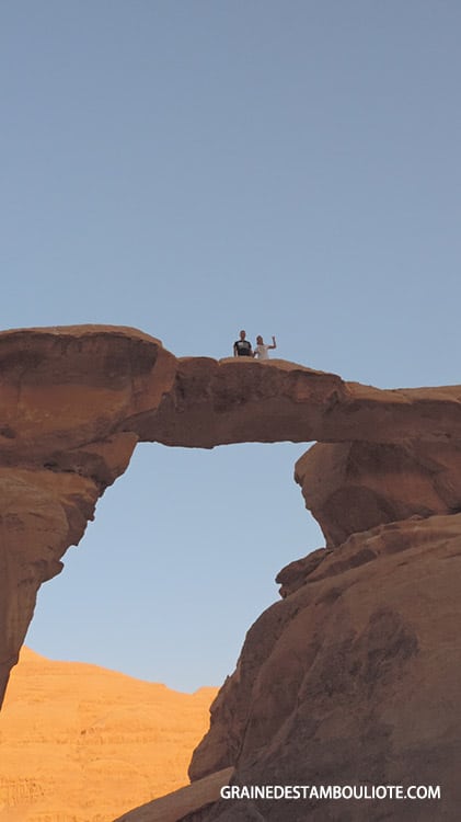 grande arche de burdah dans le désert du wadi rum en Jordanie