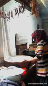 préparation des gözleme dans une maison traditionnelle ottomane turque à cumalikizik près de bursa