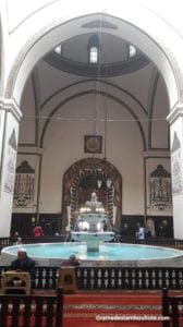 grande mosquée ou Ulu cami de Bursa et sa fontaine aux ablutions sous un puits de lumière