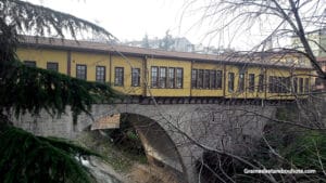 pont irgandi ou irgandi koprusu, exemple de pont couvert avec boutiques artisanales