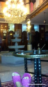 relaxation dans le sofa du Aga Hamami, hammam mixte à Istanbul en Turquie