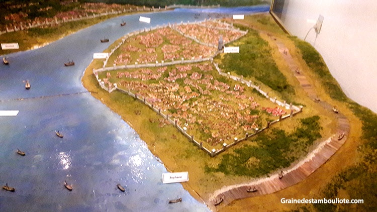 maquette des bateaux turcs passant derrière la colonie génoise de Galata, poussés sur des planches de bois enduites de graisse animale, pour aller rejoindre le haut de la Corne d'Or, lors de la prise de Constantinople en 1453