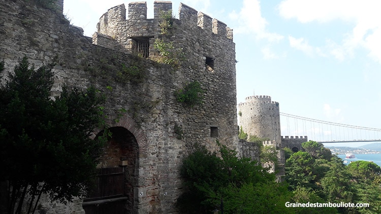 forteresse Rumeli Hisari à Istanbul sur la rive européenne du Bosphore, construite par Mehmet II, sultan turc ottoman