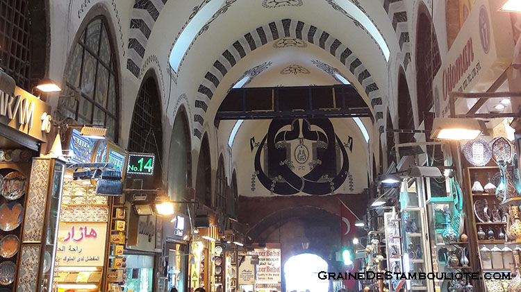 bazar égyptien ou bazar aux épice dans le quartier d'Eminonu à Istanbul