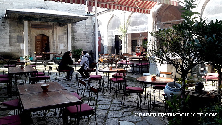 caferaga medresesi, ancienne medersa accueillant des ateliers d'artisanat turc traditionnel à Istanbul