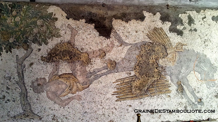 musée de la mosaïque du grand palais byzantin à constantinople, ancienne istanbul. représentant un homme qui tombe de son âne