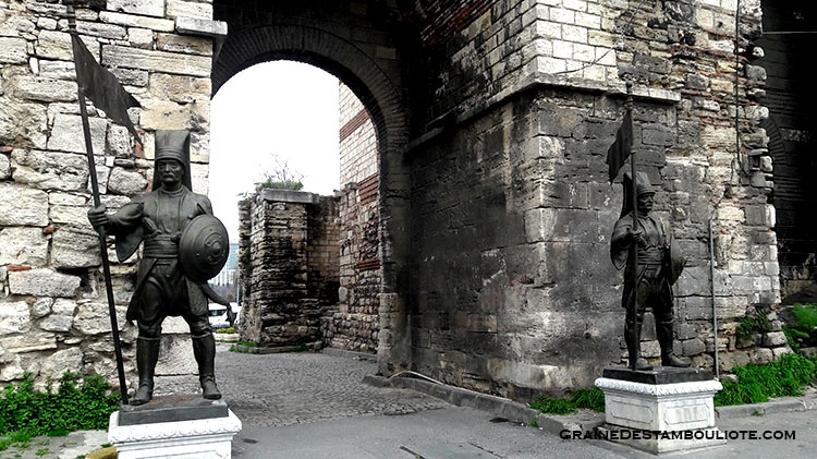 Porte de Fetih à Istanbul, avec ses statues de Janissaires surveillant l'entrée de la ville de Constantinople et ses remparts