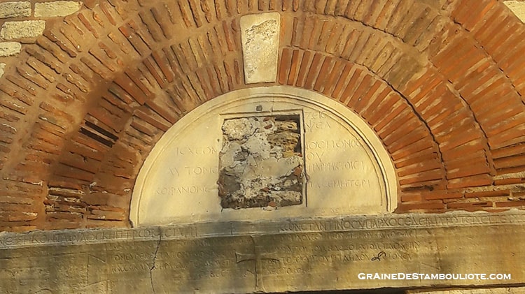 porte de Mehvlevi, inscriptions grècques et croix byzantine