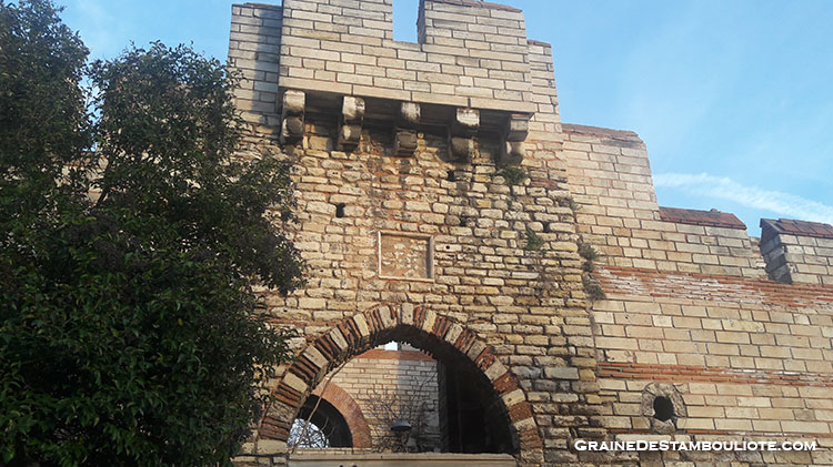 Porte de la Source ou Silivrikapi par laquelle entrent l'armée byzantine de Nicée après la reconquête de Constantinople sur les Latins de la première croisade