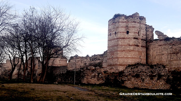 murailles de Constantinople vers la Porte de Topkapi, la porte du canon, probablement l'ancienne Porte Saint-Romain de Constantinople