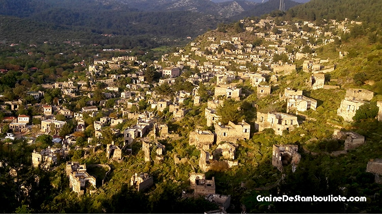 kayakoy, village fantôme de turquie, abandonné par les grecs suite à l'échange de populations