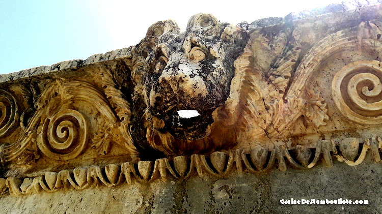 détail d'une frise, tête de lion, à Letoon, site antique lycien classé au patrimoine mondial de l'unesco