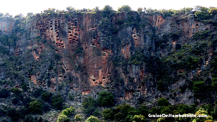 nombreux tombeaux rupestres de pinara, site antique lycien en turquie