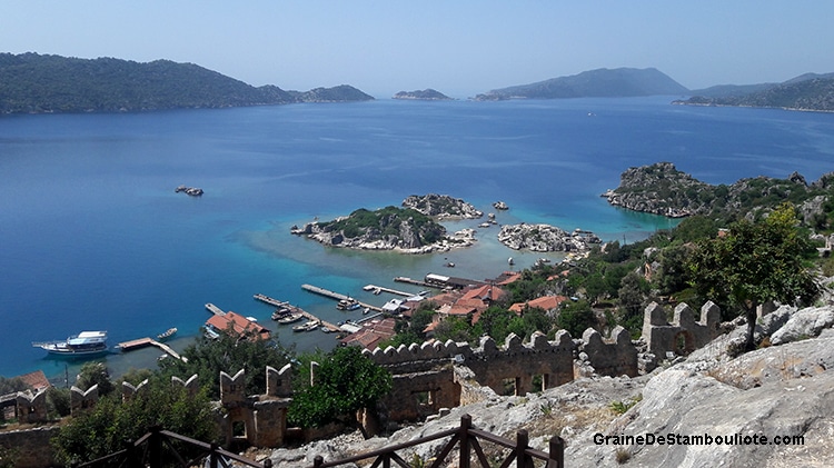 vue depuis le château Saint-Jean, des Croisés, au village de Kalekoy, sur la lagune de Kekova, côte turquoise méditerranéenne de Turquie