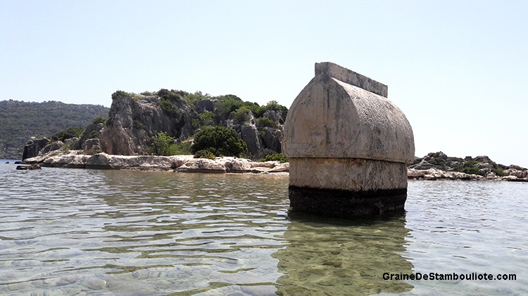 tombeau lycien immergé dans la baie de Kekova face au village de Kaleköy, sur la côte turquoise méditerranéenne de Turquie