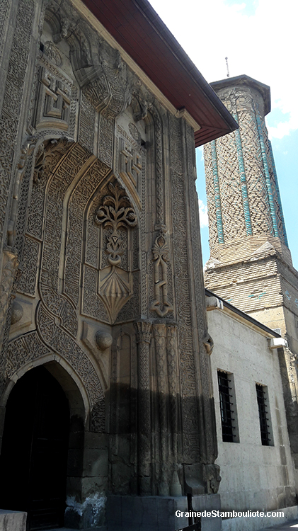 madrasa au minaret élancé, inci minare, de style seldjoukide à Konya, Turquie. Abrite aujourd'hui le musée des gravures sur bois et sur pierre