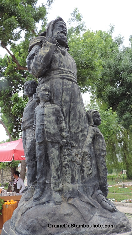 Statue du Père Noël, Baba Noël, devant l'église de Saint-Nicolas à Demre en Turquie