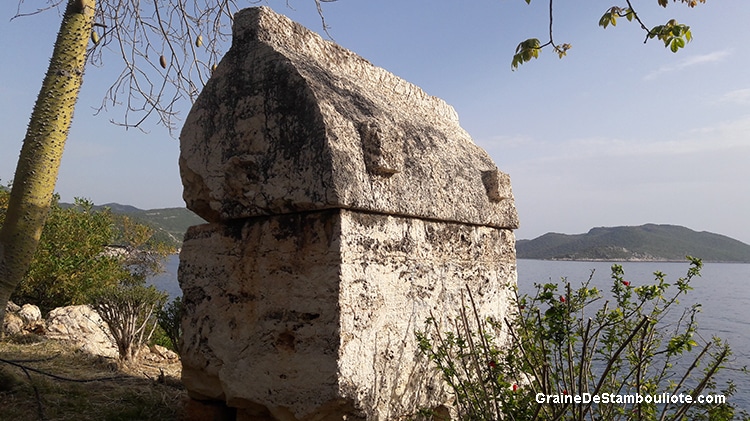tombeau lycien dans la nécropole de Kaleköy, face à l'île de Kekova en Turquie, sur la côte turquoise méditerranéenne