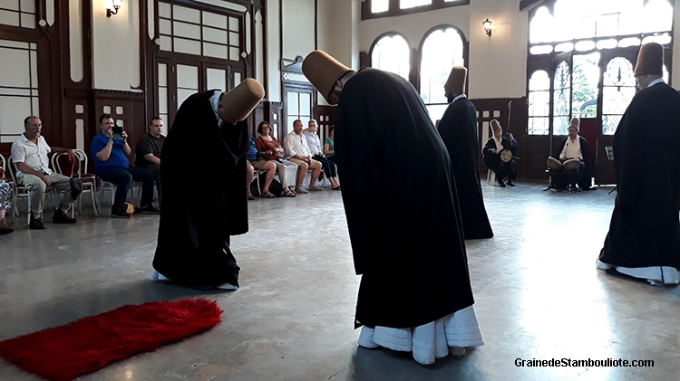 derviches tourneurs lors de la salutation des âmes, marche de Sultan Veled, pendant la cérémonie du sema