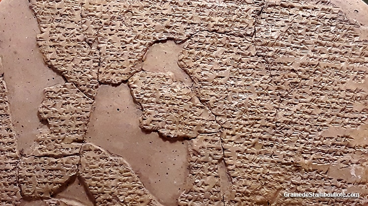 traité de paix de Qadesh entre Hittites et Egyptiens, écriture cunéiforme, tablette hittite exposée au musée archéologique d'Istanbul