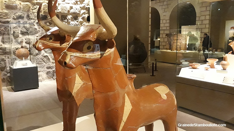 Vases à libation en forme de taureau, symbolisant le dieu de l'orage Hittite, exposés au musée des civilisations Ankara, retrouvés à Hattusa, terre cuite, XV av. JC