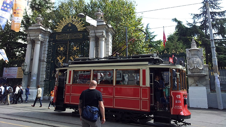 vieux tramway d'Istanbul sur l'avenue Istikklal devant le lycée Galatasaray