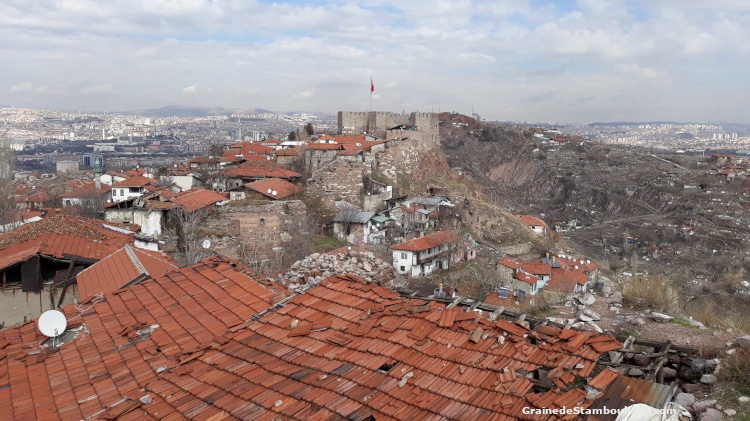 Ankara, vue des remparts de la citadelle d'origine byzantine, gecekondu en cours de destruction